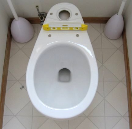 Leveling the toilet side-to-side