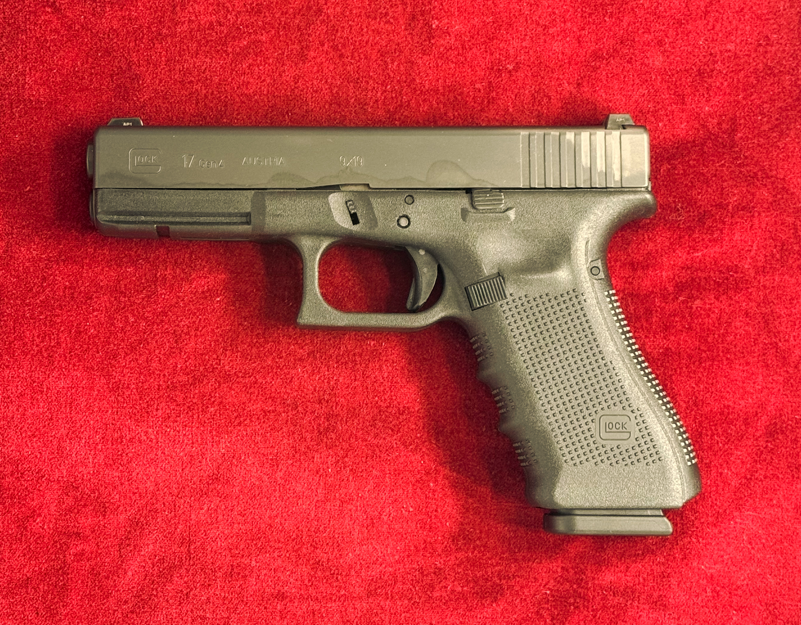 Slovakian Glock 17, left side