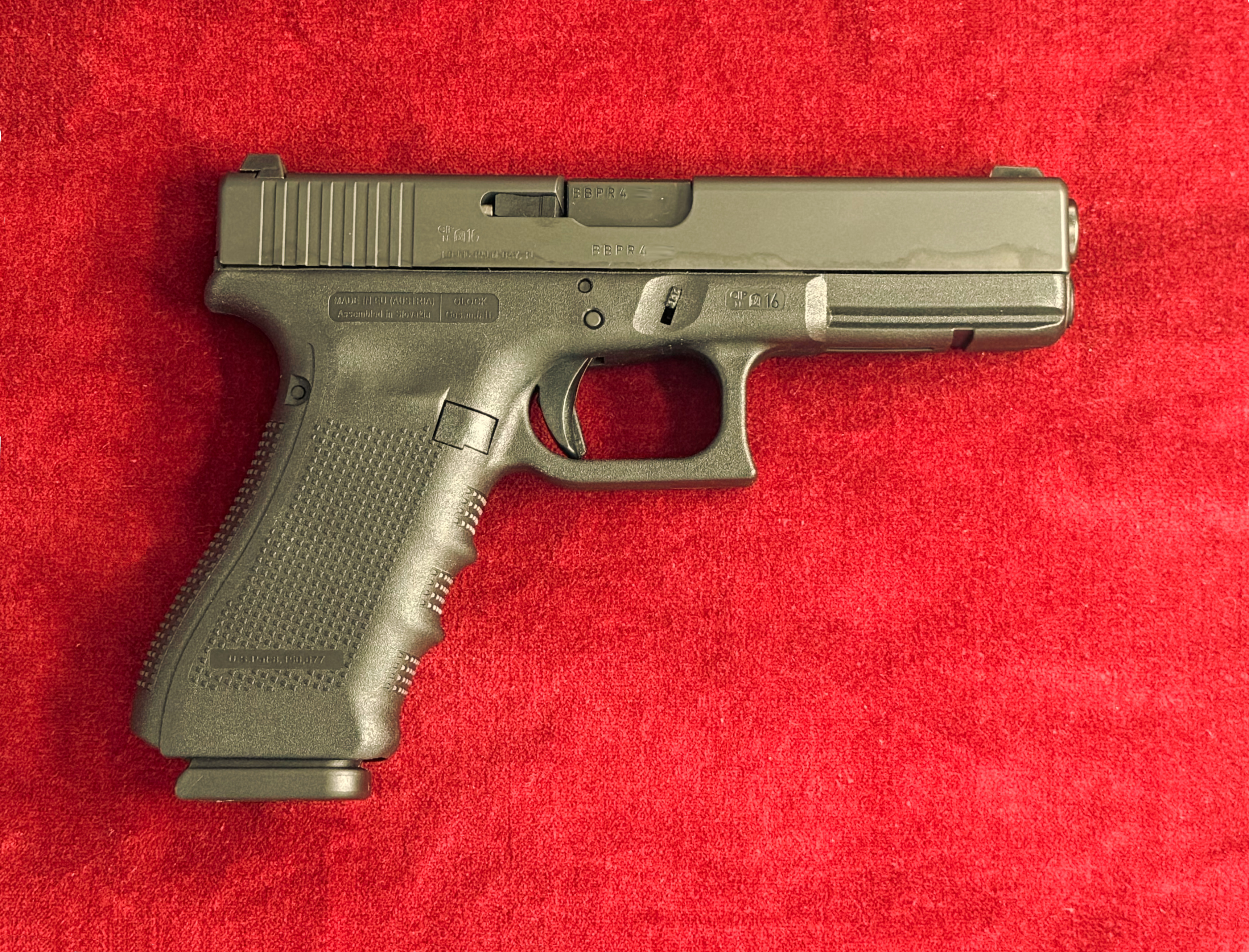Slovakian Glock 17, right side